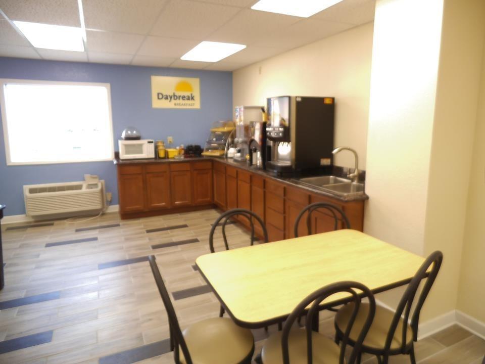 Days Inn By Wyndham West Branch Iowa City Area Buitenkant foto