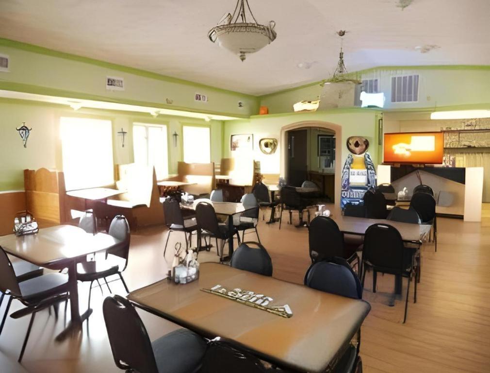 Days Inn By Wyndham West Branch Iowa City Area Buitenkant foto