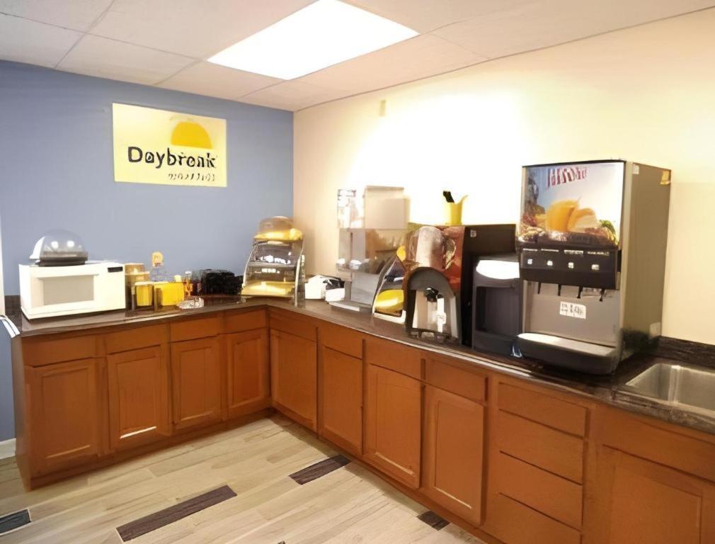 Days Inn By Wyndham West Branch Iowa City Area Buitenkant foto