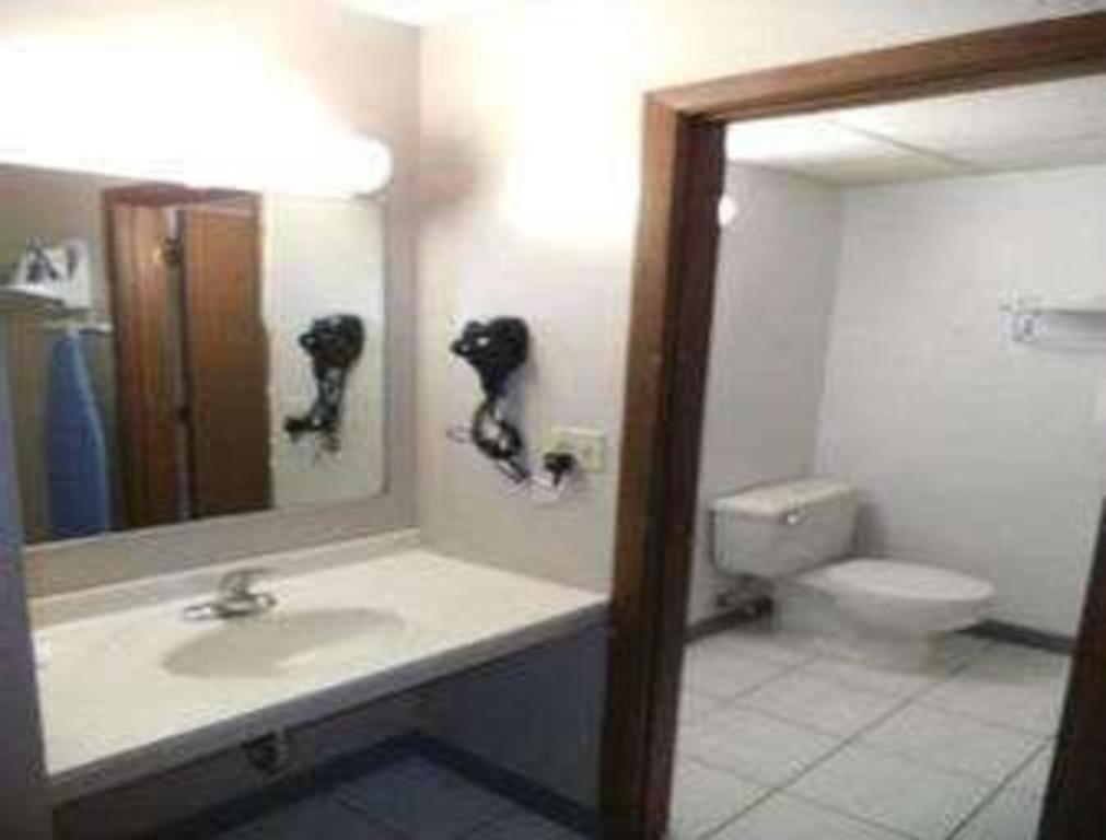Days Inn By Wyndham West Branch Iowa City Area Buitenkant foto