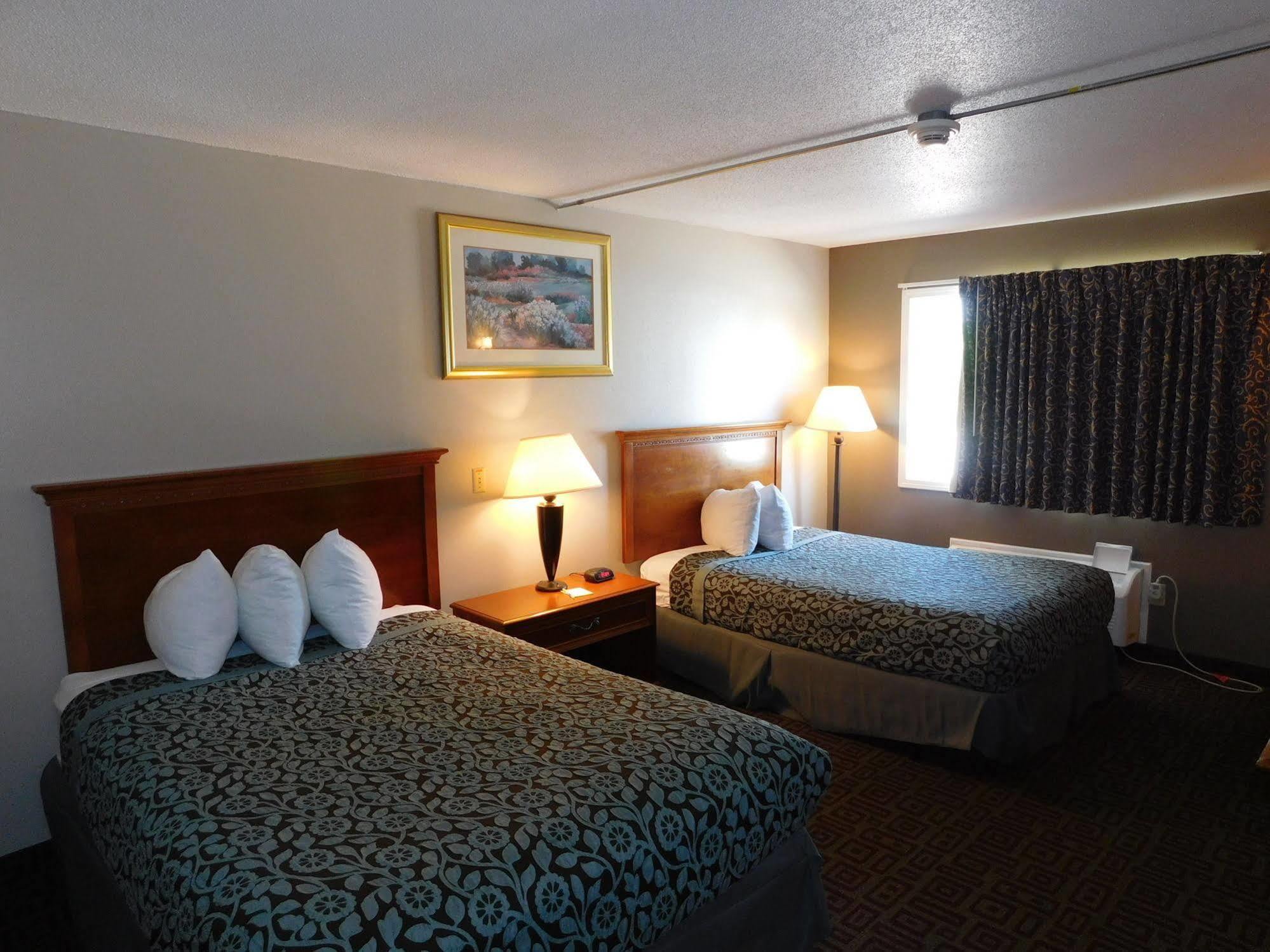 Days Inn By Wyndham West Branch Iowa City Area Buitenkant foto