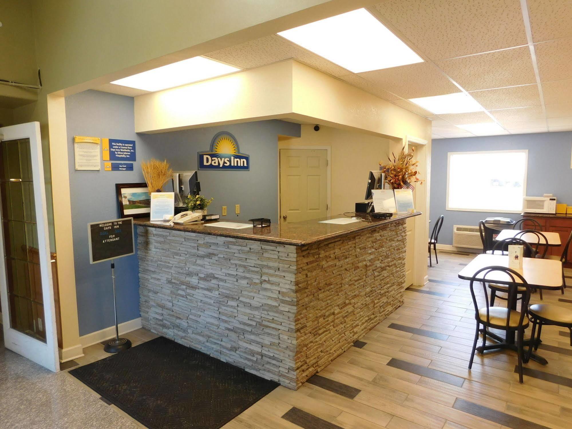 Days Inn By Wyndham West Branch Iowa City Area Buitenkant foto