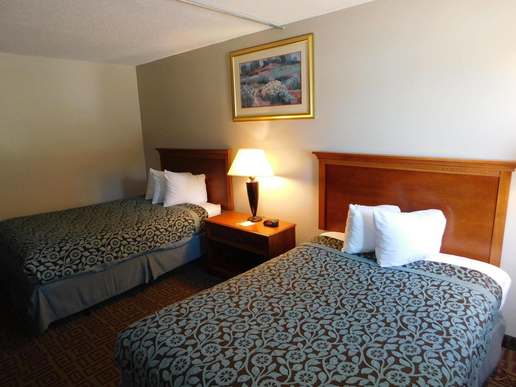 Days Inn By Wyndham West Branch Iowa City Area Buitenkant foto