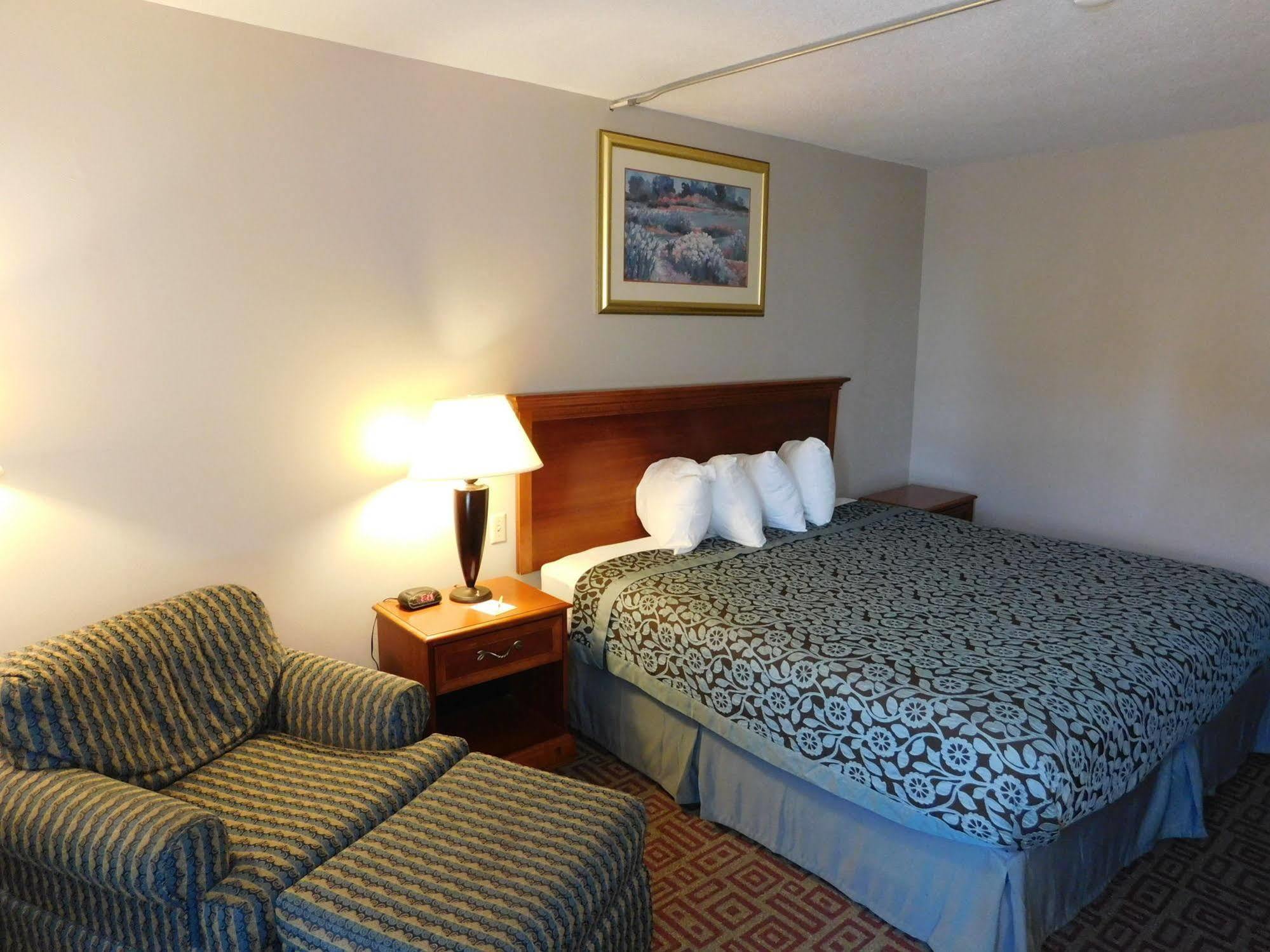 Days Inn By Wyndham West Branch Iowa City Area Buitenkant foto