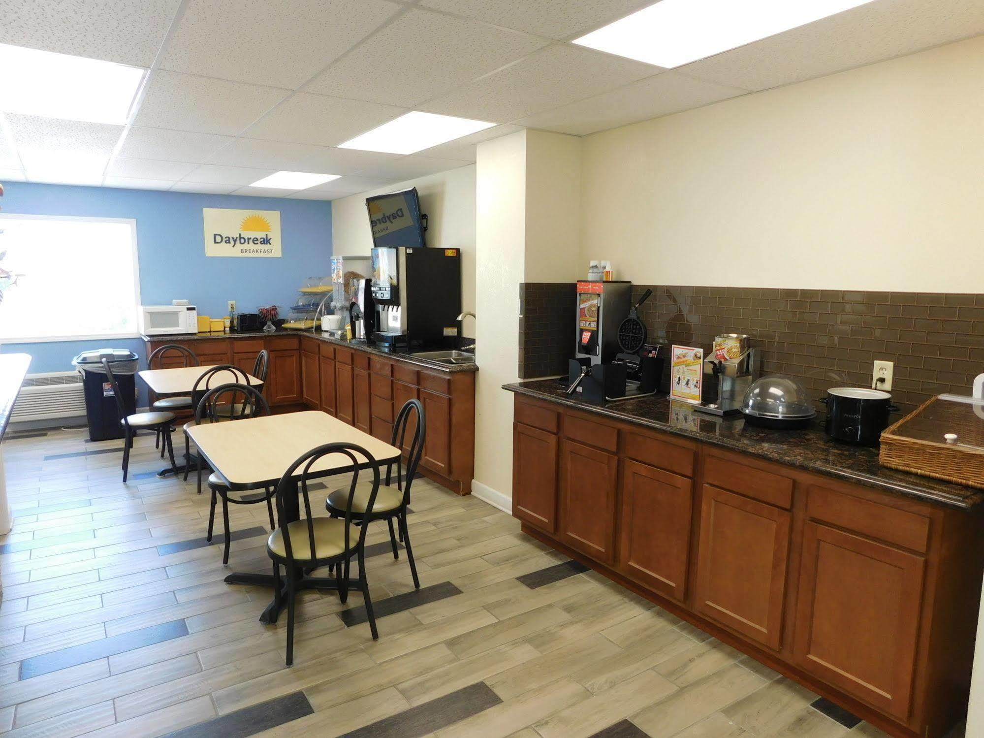 Days Inn By Wyndham West Branch Iowa City Area Buitenkant foto